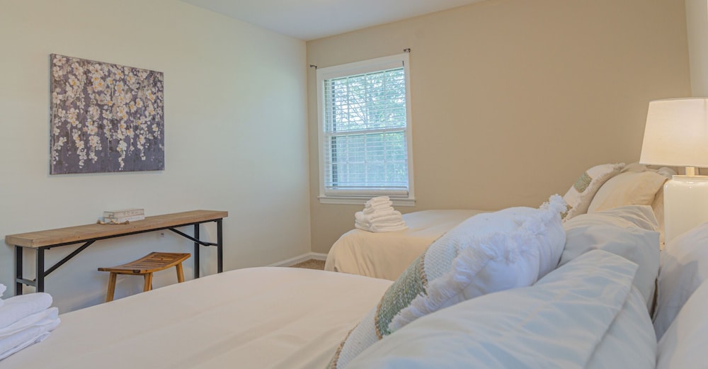Relaxing 3BR Getaway with Pool and games