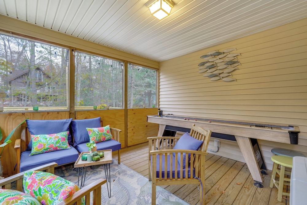 Private Hot Tub! Tobyhanna Getaway 12 Mi to Slopes