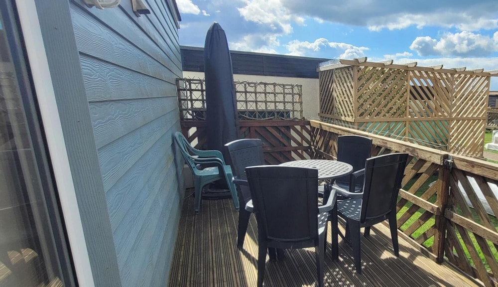 19C Medmerry Park 2 Bedroom Chalet view 3
