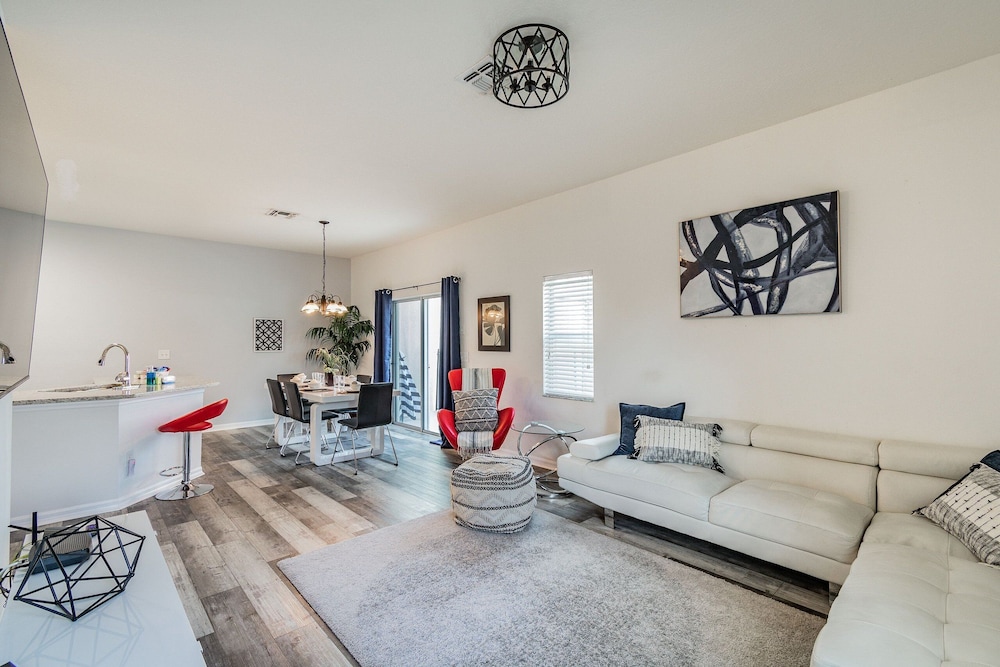 4BR Townhome w/ Pool in Bella Vida Resort