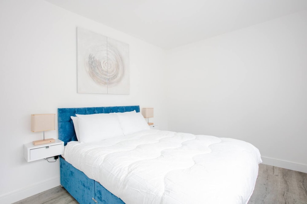 Designer 2 Bedroom Apartment in West London