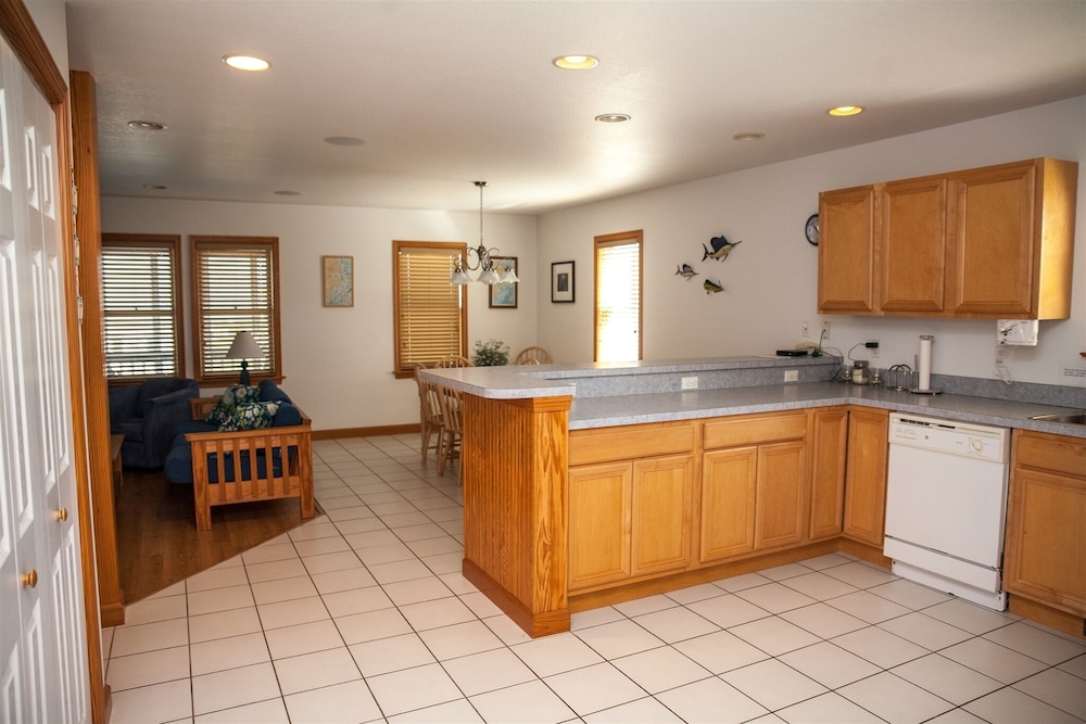 Spartina 3 Bedroom Cottage by RedAwning