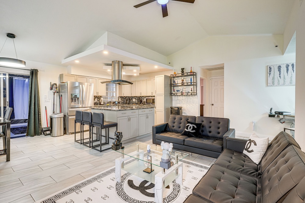 Explore & Relax: Chic & Cozy Retreat in Lakeland!