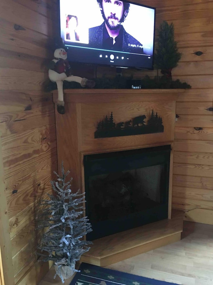 Beautiful Cabin w hot tub Sauna Pool Table
