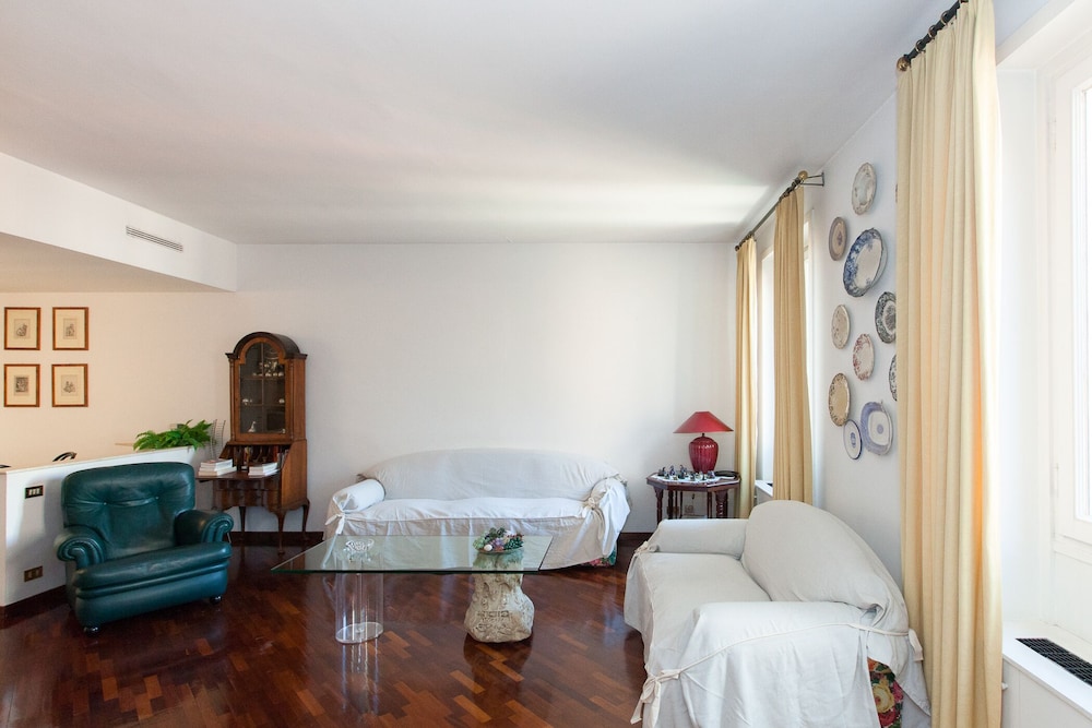 Beautiful Roman Apartment Next To Trevi Fountain
