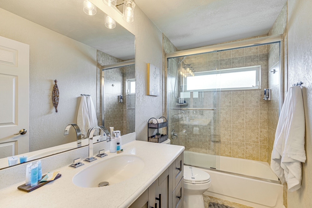 6 Mi to Beach: Family Oasis w/ Pool in Cape Coral