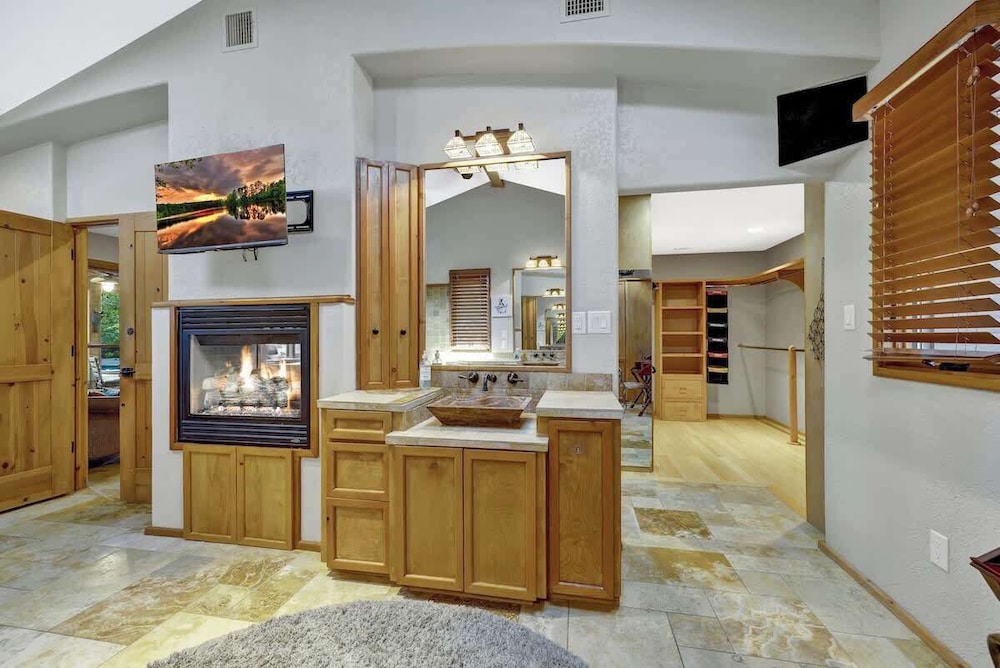 Terracotta Retreat/ Sleeps 30!