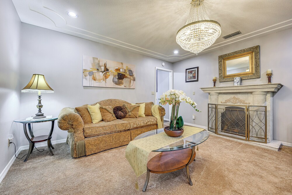 BBQ Ready: Hawthorne Home w/ Screened-in Patio