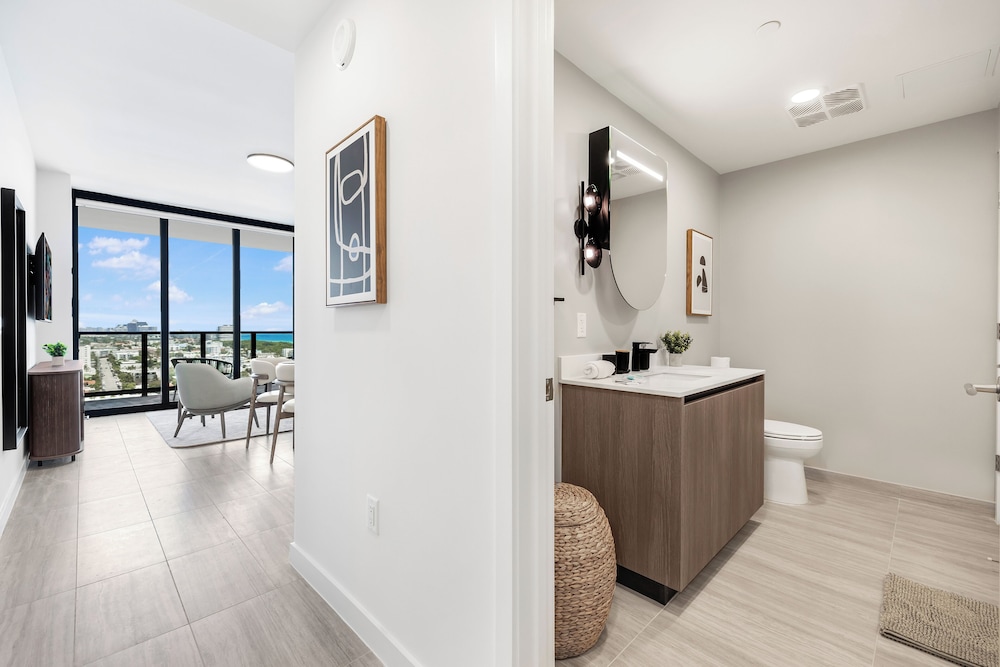 Luxury Condo W Views Near Miami Beach