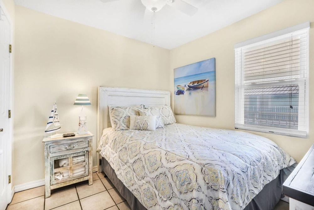 Sunrise Village 215- 2BR 1BA Gulf Front Sleep 6