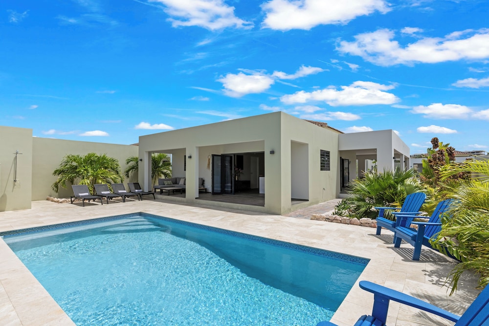 Villa Jasmijn with private pool, at Mambo Beach