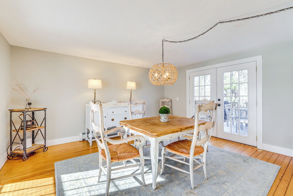 3 Mi to Dtwn: Mystic Getaway w/ Deck & Grill!