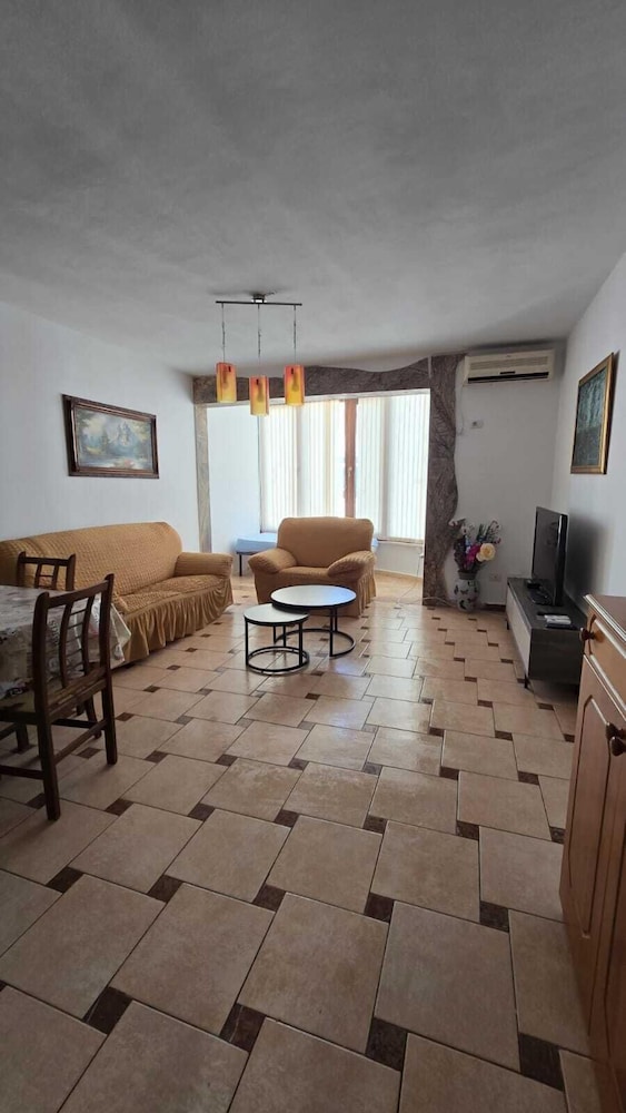 Tirent Apartment - Cozy Bedrooms Stay by Golem Beach.