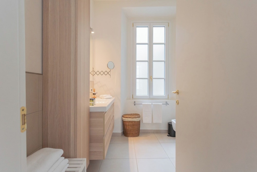 Wine Not Apartment in Como City Centre by Rent all Como