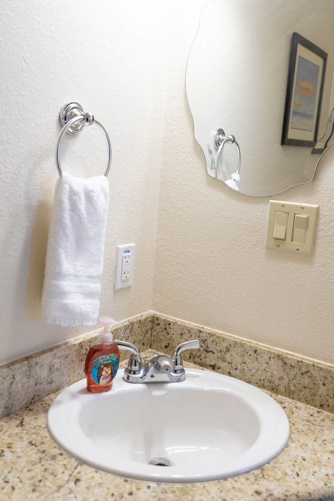 Open & Modern Pool #b Walk To Beach 2 Bedroom Condo