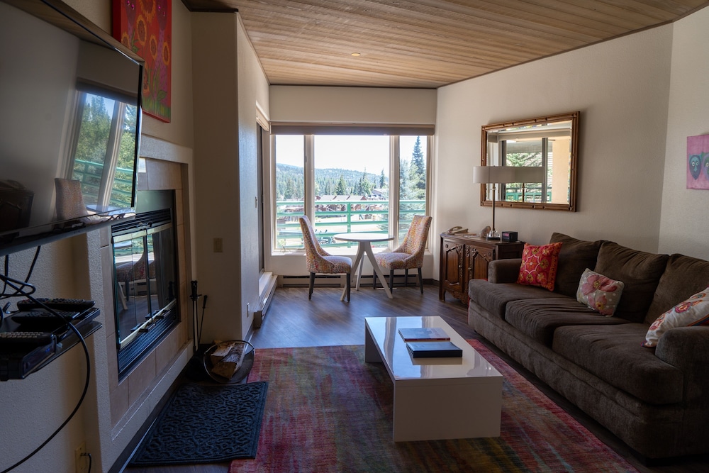 Purgatory Ge Studio Deluxe Studio Bedroom Hotel Room by Redawning view 2