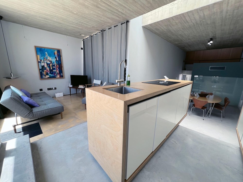 Spacious 1BR Penthouse With a Rooftop Terrace