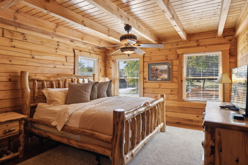 The Cowboy Way Cabin 4 Bedroom Cabin by RedAwning view 3