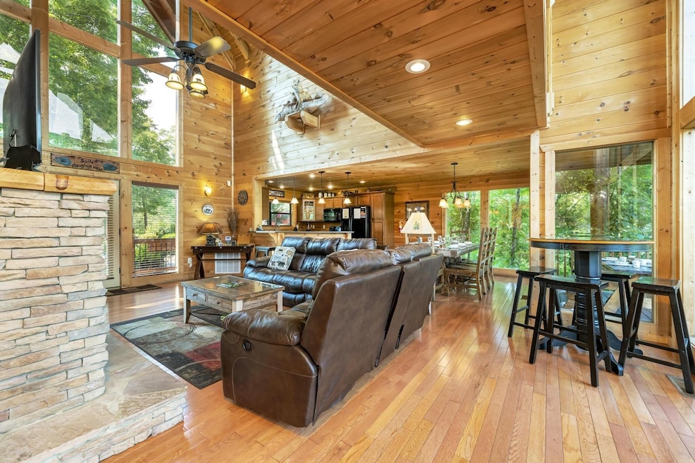 A Suite Mountain View - 4 Bedrooms, 4 Baths, Sleeps 12 Home by RedAwning