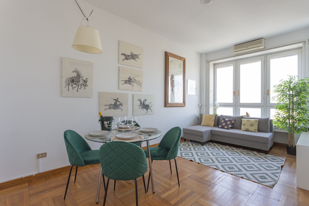 Skyline view Biancamano 1 bdr with balcony by Rentopolis