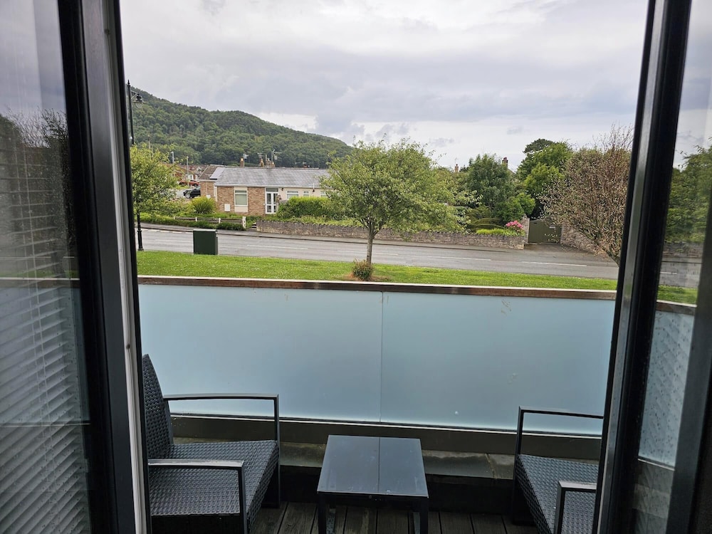 Modern, Large Open Plan 4 bed Property in Abergele