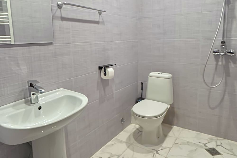 Mestia Retreat Sleeps 12 With Garden