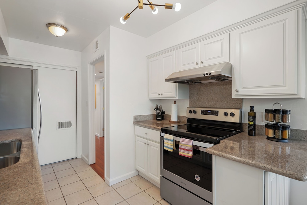 Lakefront Retreat WaterViews 3BR 1.5BA