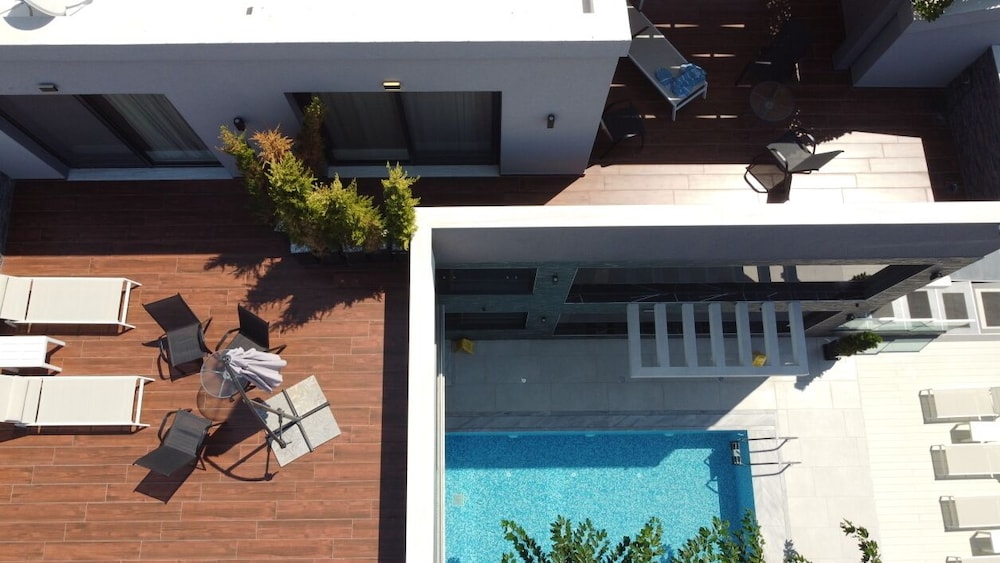 LUXSUITES