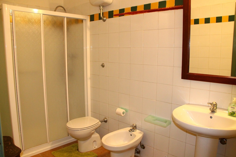 Apartment in Guasticce With Shared Pool