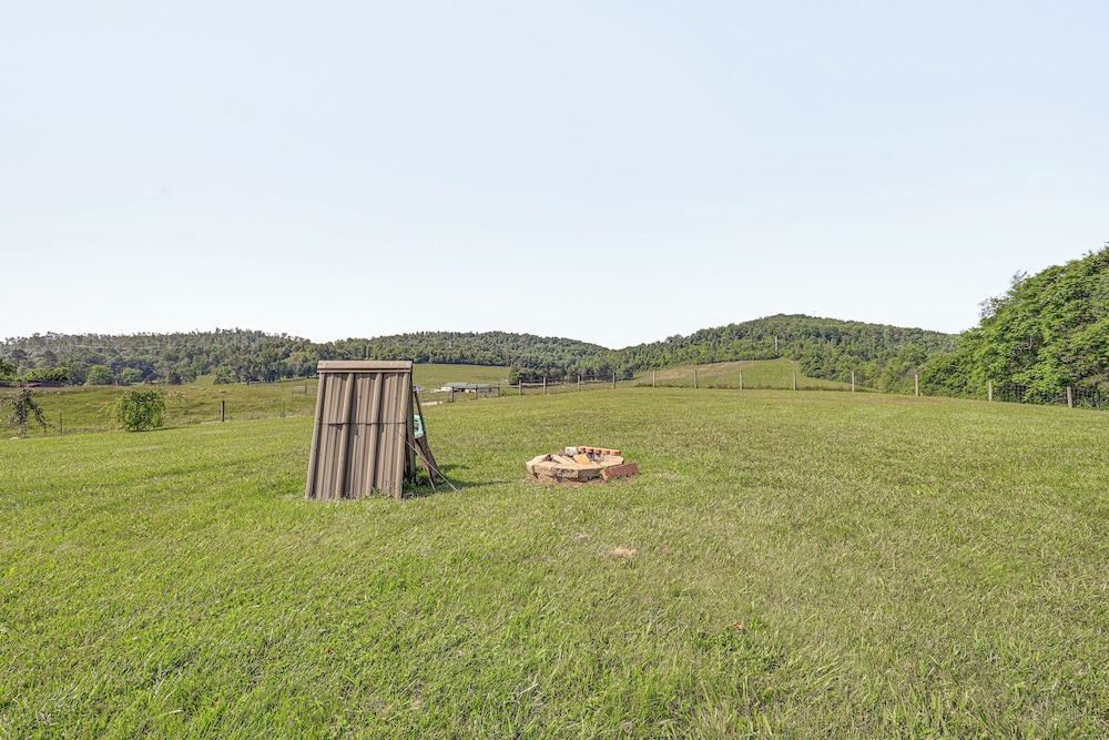 Near Dtwn Somerset: Tranquil Getaway w/ Fire Pit