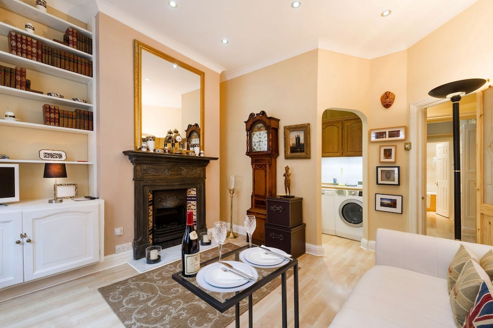 The Vintage - Fitzrovia - by Frankie Says