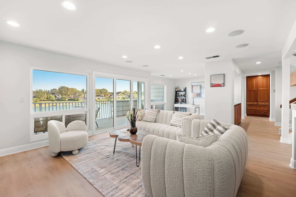 Waterfront Retreat With Stunning Views & Modern Co