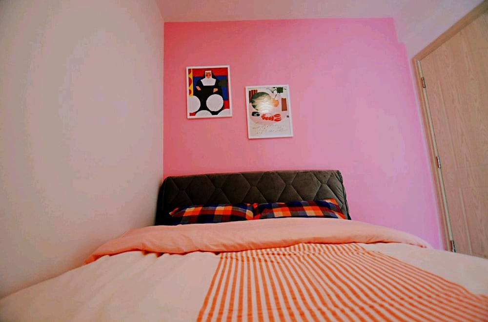 Avatar Gallery Large Queen Bed & High Rise View view 3