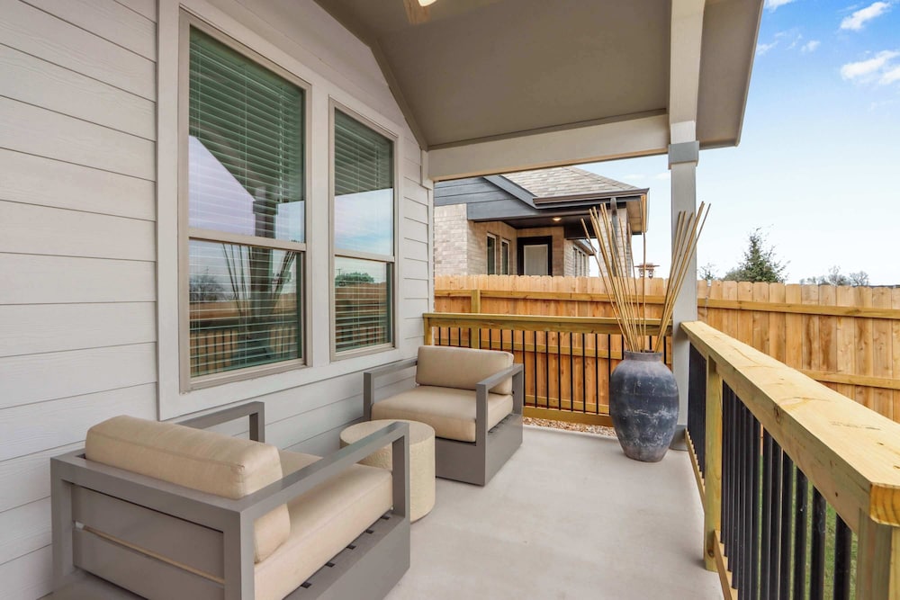 Legacy Haus Modern Stay for 8!