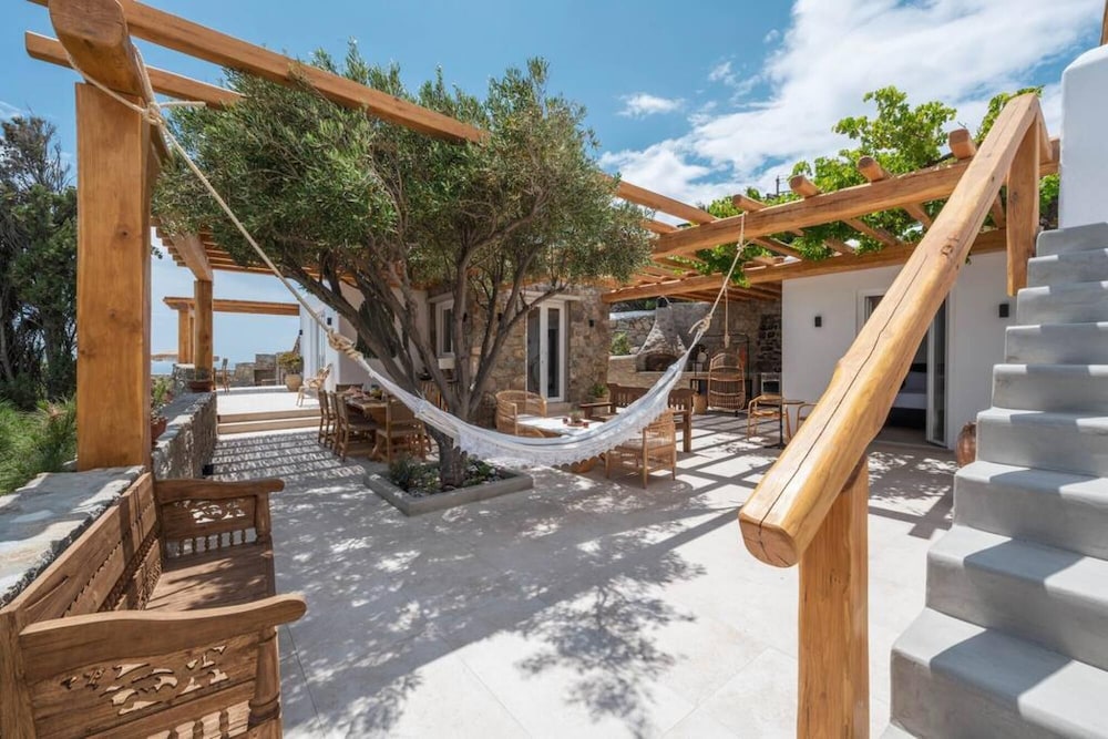 Nomade Villa 4 BD in Psarou view 4