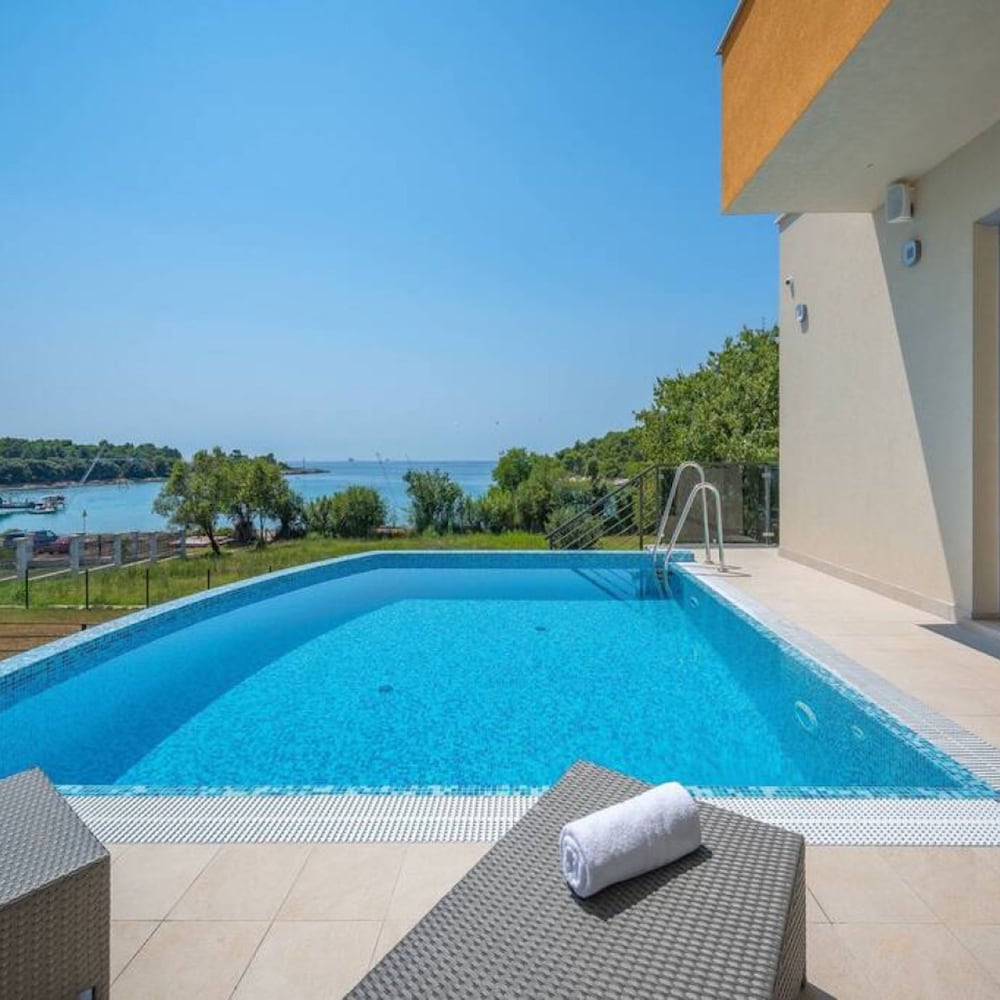 Villa Cedar - Fully Equipped Villa With 4 big Rooms for 8 Guests and a Seaview