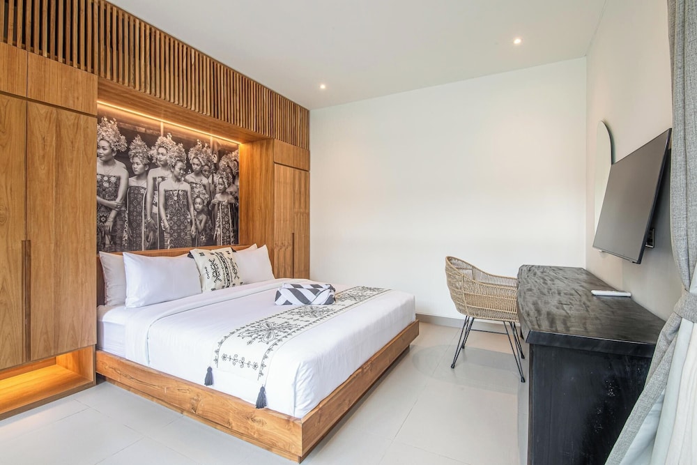 Elegant 6BR Canggu Retreat Just 400m to the Ocean