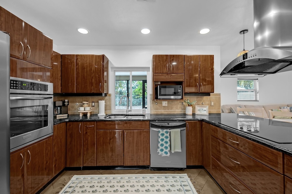 Naples Henrie Hideaway - Private Pool, Pet Friendly 12 Mins From Beach & Downtown 3 Bedroom Home