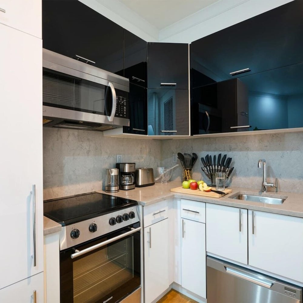 403-2e Newly Renovated Studio UES