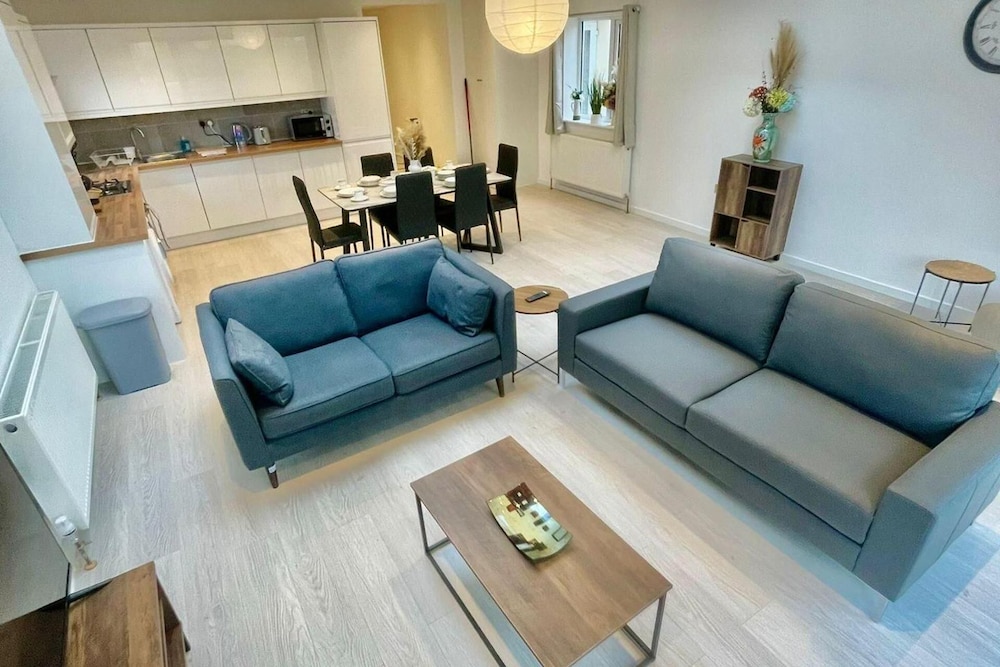 3 Bed Flat - Sleeps 6 - Parking - Wifi