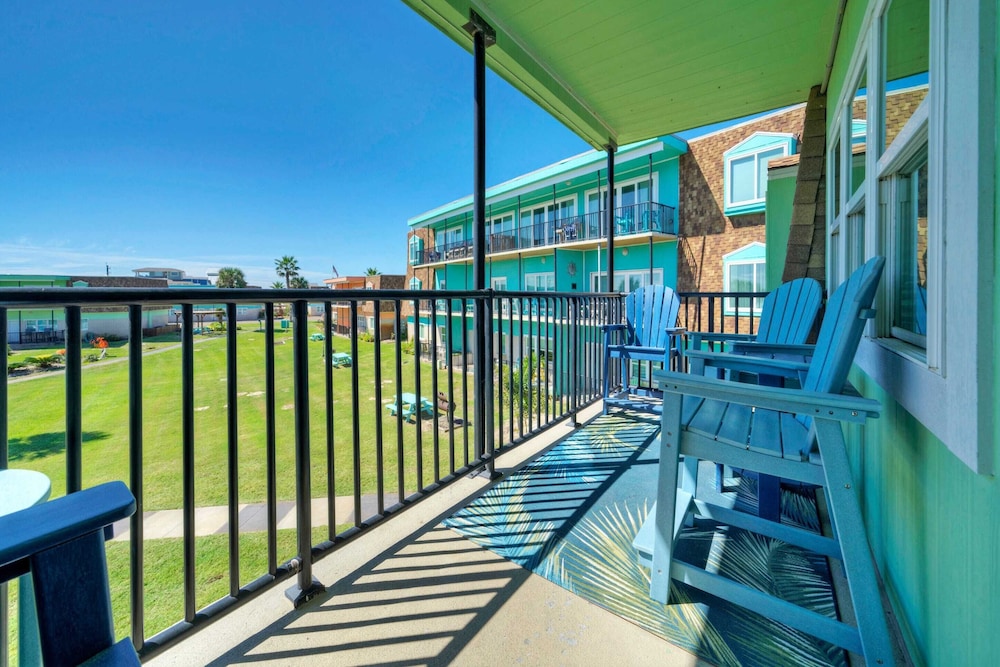 Steps to Sandfest 2 Condos in Beachfront Complex w/ Pool, Pickleball/tennis