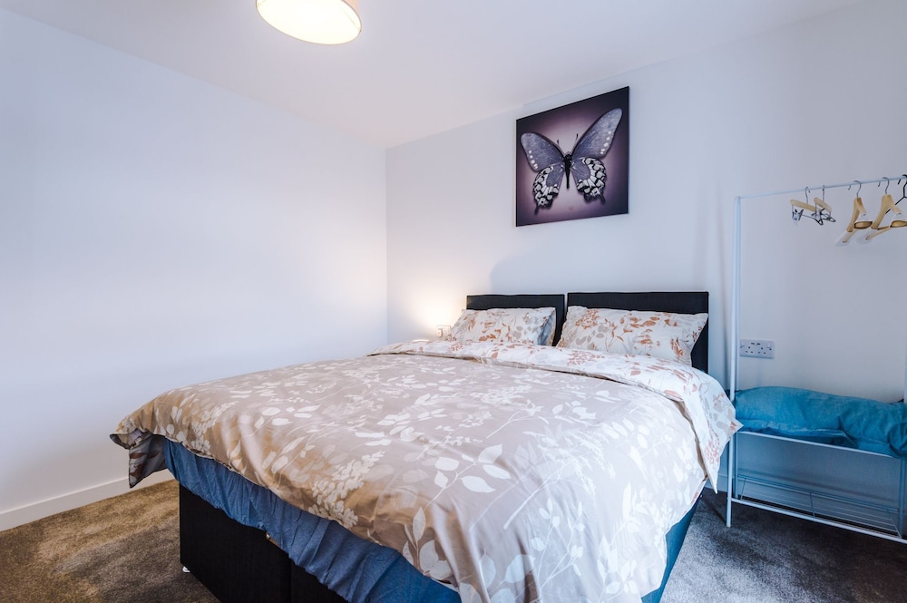 Stunning 3-bed House in Salford view 4