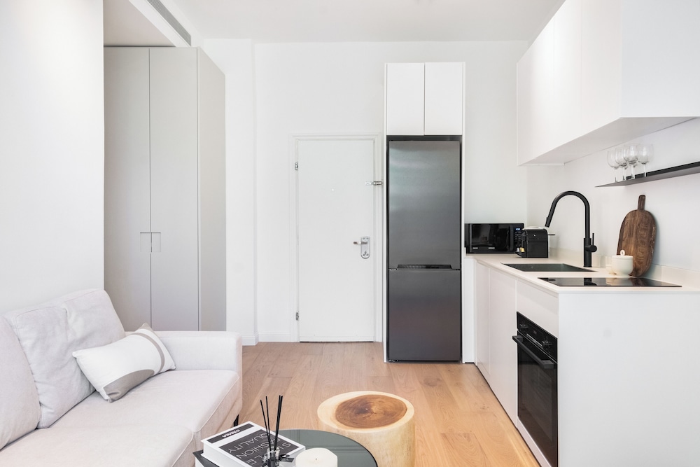 Mr. Yavos - By TLV2GO