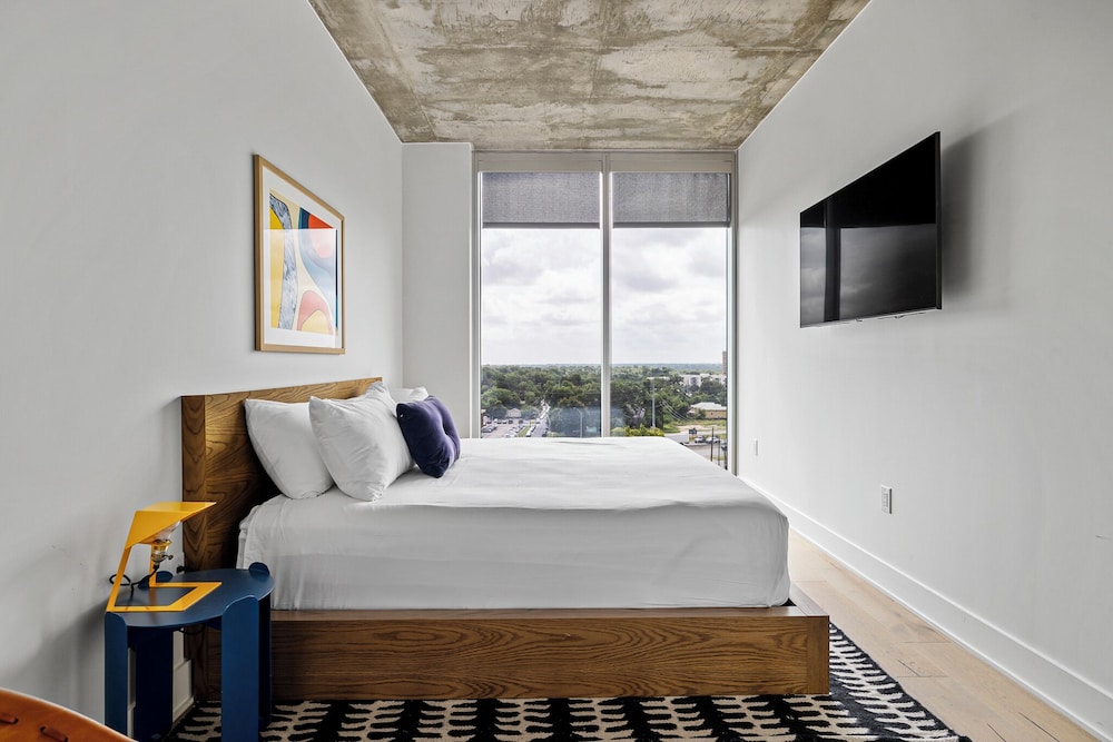 New 1BR Condo on Rainey St-Rooftop Pool - Image 3