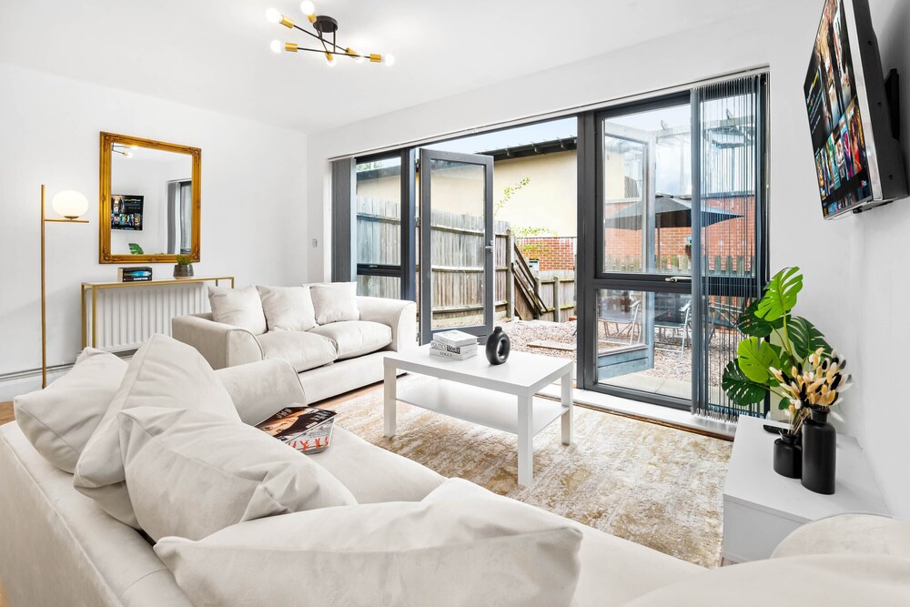 Modern Townhouse Close to Birmingham City Centre