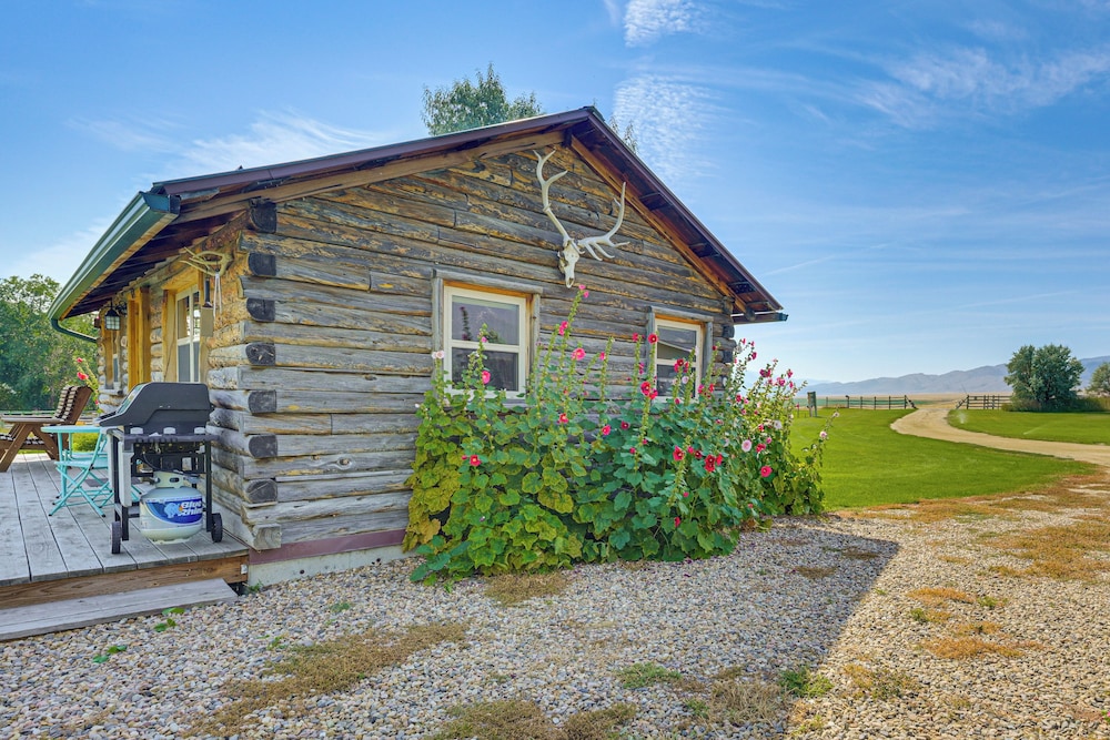 Montana Mountain Getaway: Deck & Amazing Views