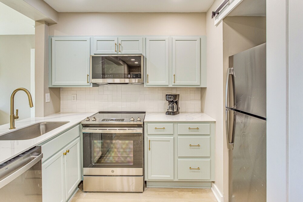 Walk to Ocean: Pool-view Condo in Myrtle Beach!