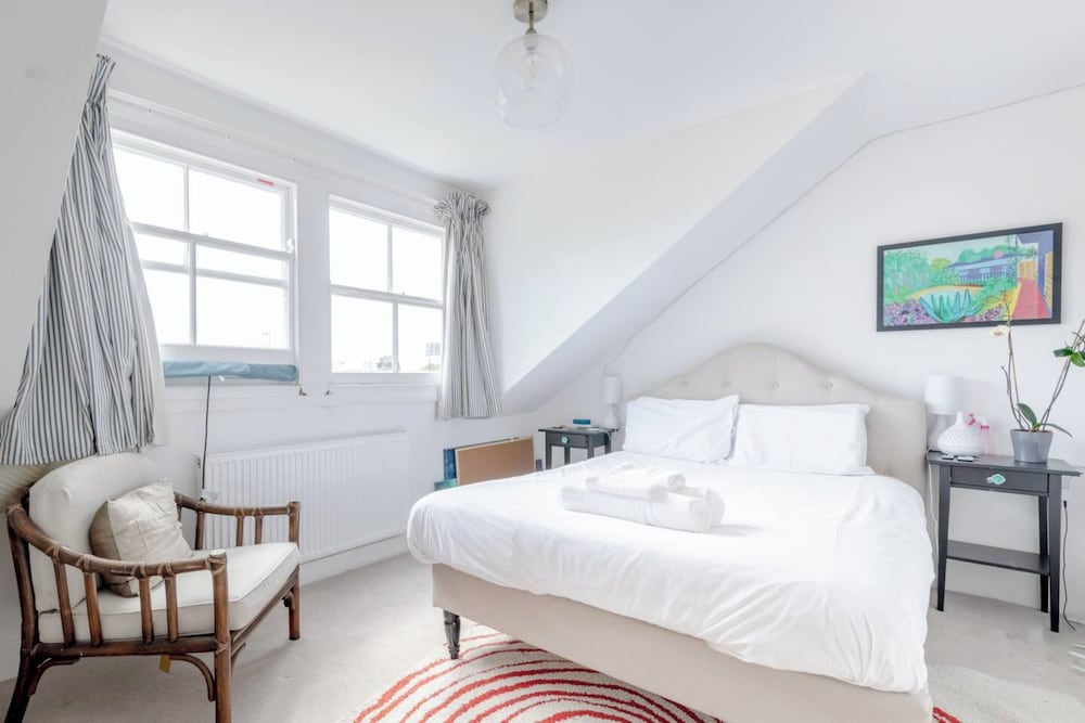 Top Floor 1BD Flat With Balcony - Ladbroke Grove