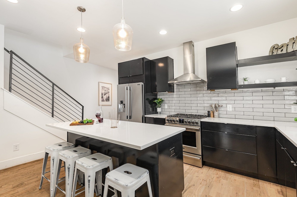 Citrine-private Patio & Balcony-near Germantown