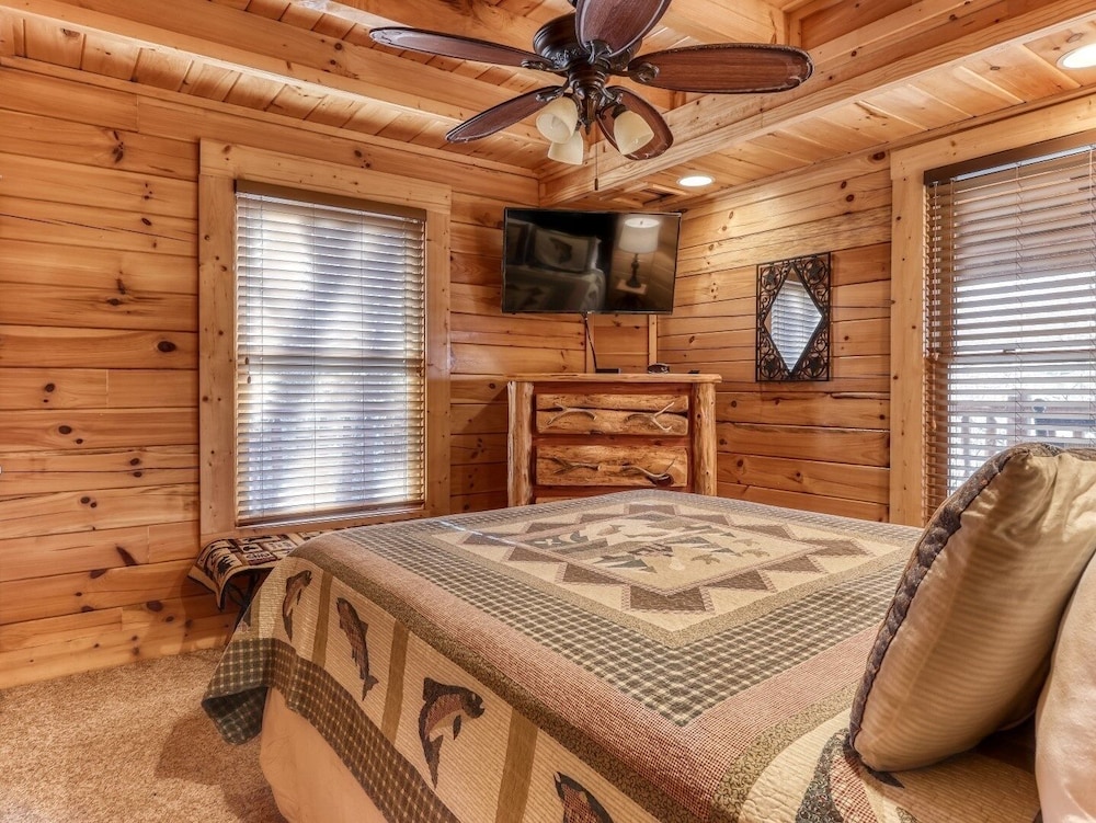 Arrowhead Lodge - New Listing! 4 Bedroom Cabin by Redawning view 5